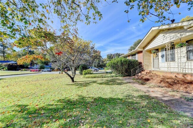 Building Photo - 834 Burns Rd NW