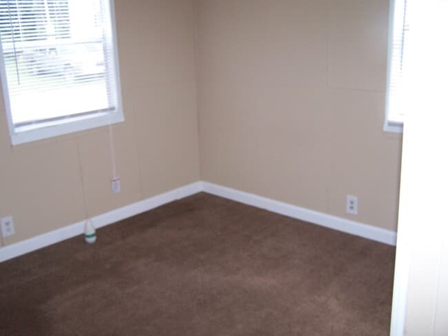 Building Photo - Nice Country living 2 Bedroom 1 Bath