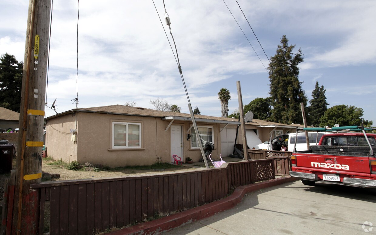 Primary Photo - 224-238 Blossom Way