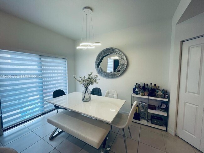 Foto del edificio - 784 NE 206th Terrace