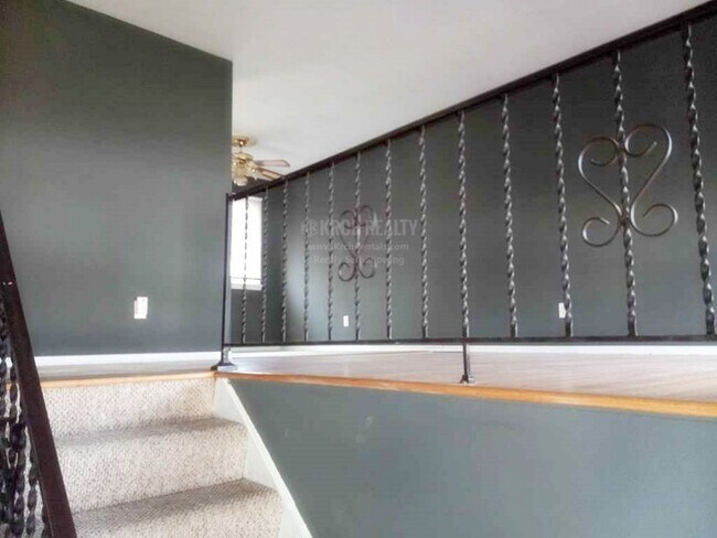 Building Photo - Beautifully updated 3 bedroom, 1.5 bathroo...