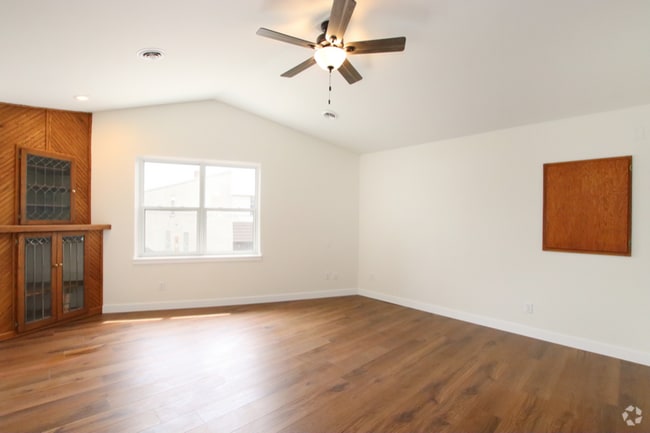 Building Photo - 10 Fond Du Lac St
