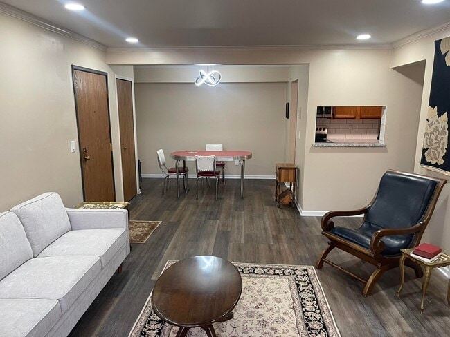 Building Photo - 3005 Fernwood Ave