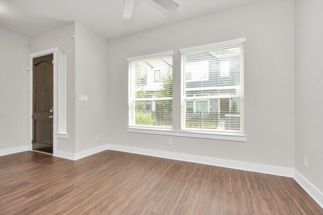 Foto del edificio - 727 Strawberry Pines Ct