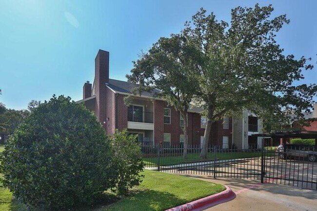 Foto del edificio - 200 Bear Creek Dr