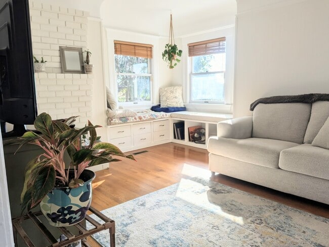 Building Photo - 3057 Lynde St