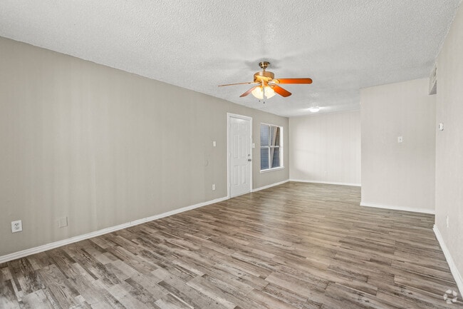 1BR, 1BA - 720SF - Living Room - Amberwood Apartments