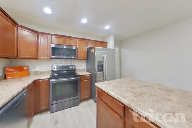 Building Photo - 11491 N Creekside Dr