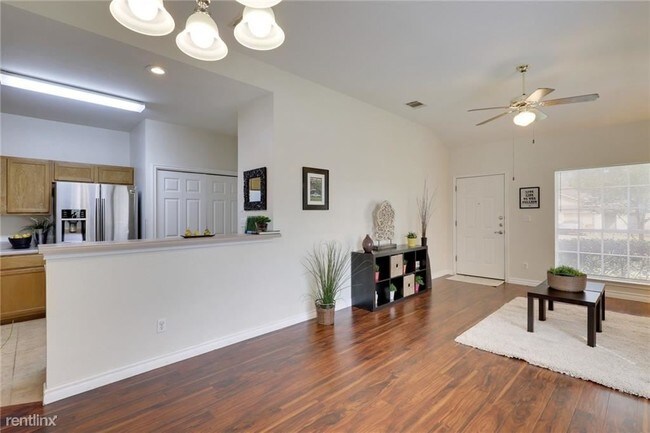 Foto del edificio - 3 br, 2 bath  - 8703 Weiser Dr Unit A