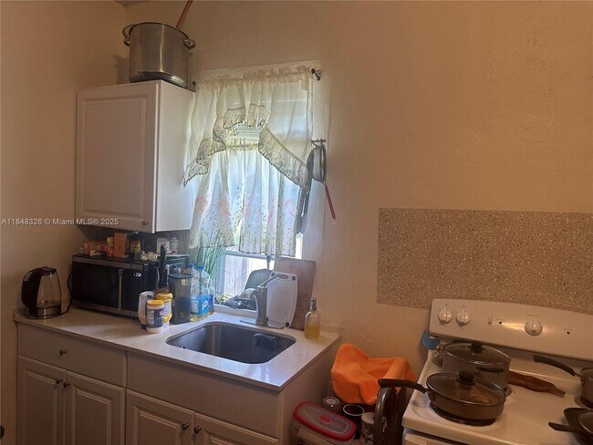 Foto del edificio - 2711 SW 14th St
