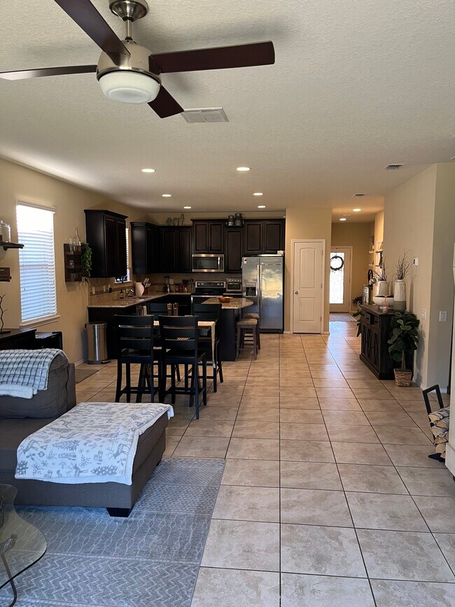 La casa no estará amueblada, las fotografías son solo para descripción. - 1729 Trillium Blvd