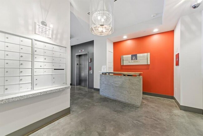 Building Photo - 335 W Ponce de Leon Ave