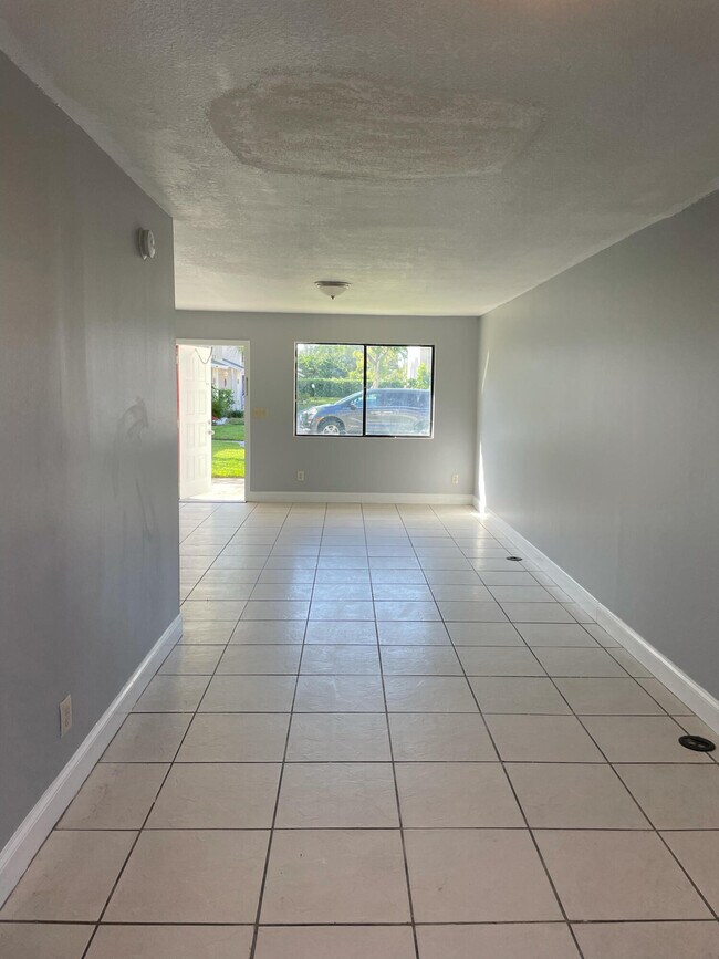 Building Photo - 1102 Riverside Dr