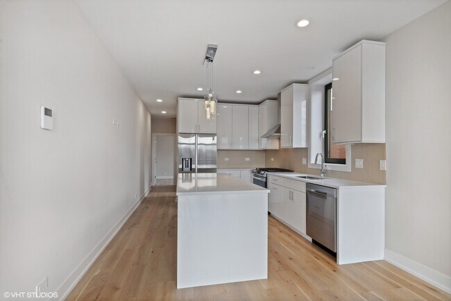 Foto del edificio - 3332 W Irving Park Rd