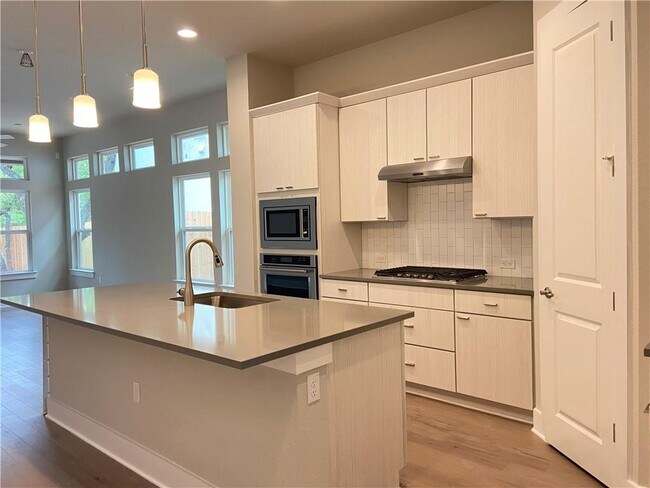 Foto del edificio - 1615 Woodwind Ln