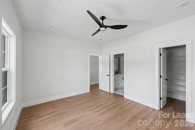 Foto del edificio - 1709 College Plaza Blvd