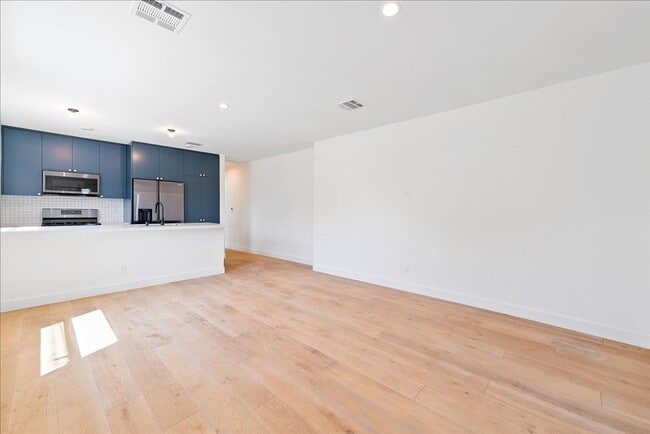 Building Photo - Beautiful One Bedroom Apartment | Modern F...