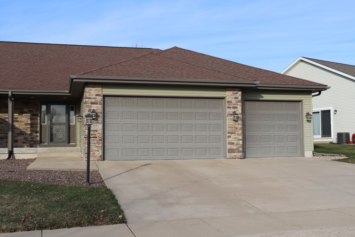 657 Cork Xing, Cottage Grove, WI 53527 Townhome Rentals in Cottage