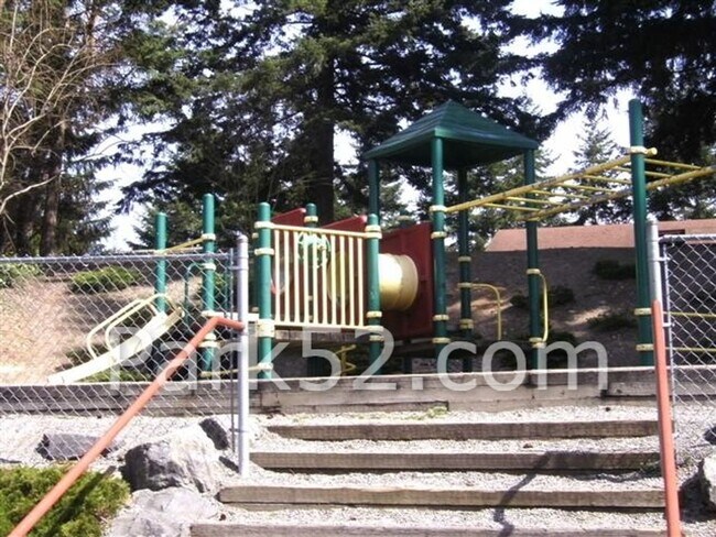 Foto del edificio - Upper Floor 2 Bedroom 1 Bath Apartment With Washer/Dryer!
