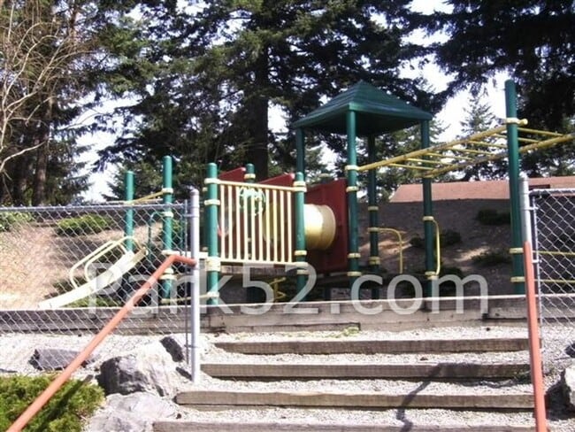 Building Photo - Upper Floor 2 Bedroom 1 Bath Apartment With Washer/Dryer!
