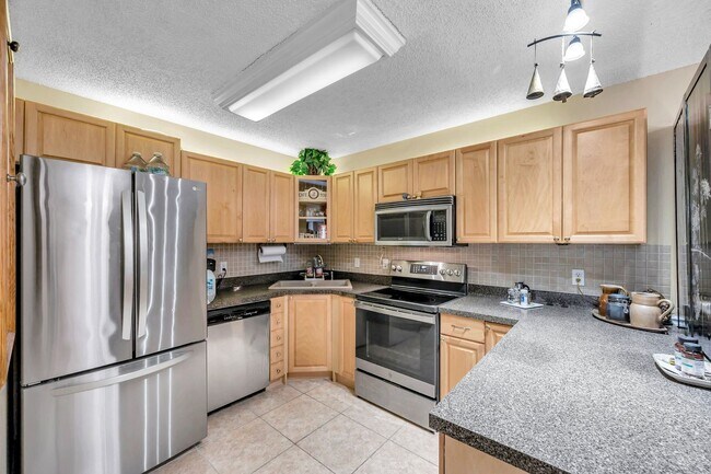 Foto del edificio - Quiet 3 bedroom 2 Bathroom Condo Unit in C...