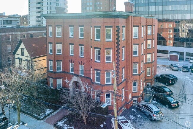 Building Photo - 18 Centre St