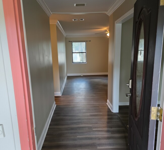 Foto del edificio - Corner Lot Charm: Spacious 4 Bed on Corner Lot w/ Custom Bookshelves & Private Storage Shed