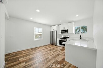 Building Photo - 521 W 78th St