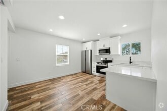 Building Photo - 521 W 78th St