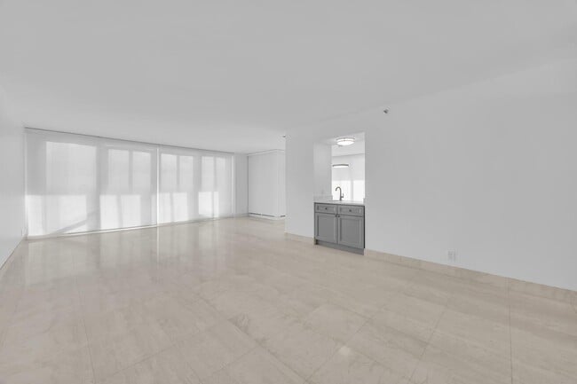 Building Photo - 529 S Flagler Dr