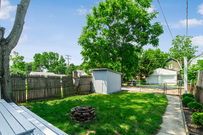 Building Photo - 204 W Pacemont Rd
