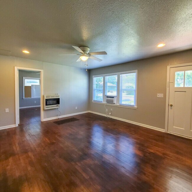 1028 W Wood St, Shawnee, OK 74801 House Rental in Shawnee, OK