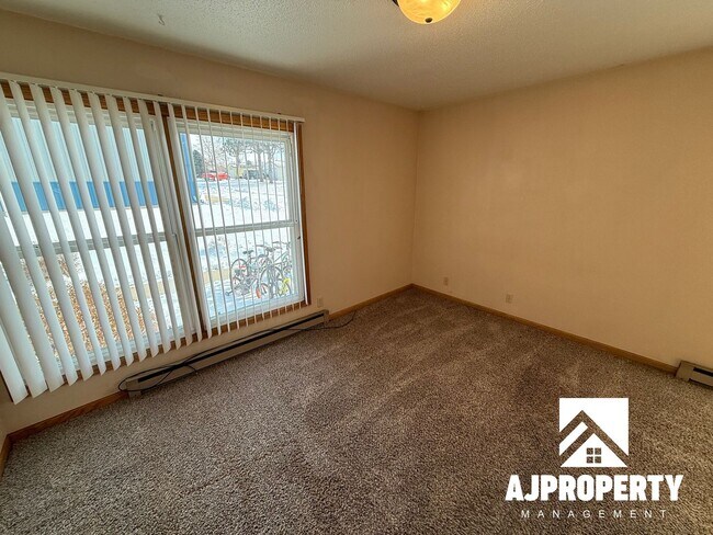 Building Photo - 812 Canyon Ave