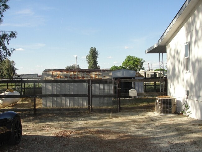 Building Photo - Country Living