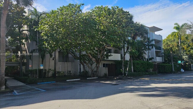 Building Photo - 6890 N Kendall Dr