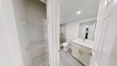Building Photo - Aciano Hialeah