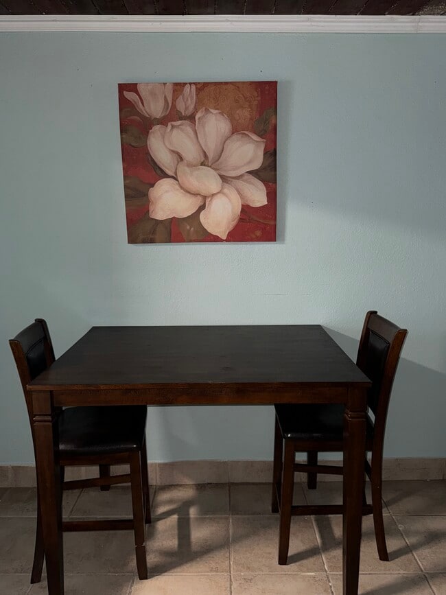 kitchen table - 128 McCoy Dr