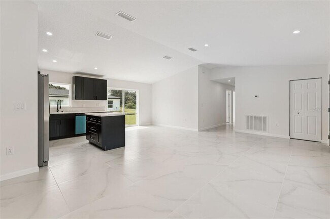 Building Photo - 2544 N Arrowhead Rd