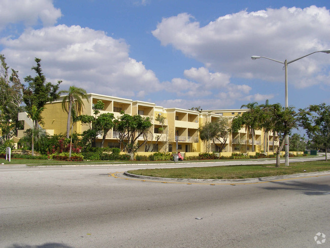 Foto del edificio - The Beach Club at Fontainebleau Park