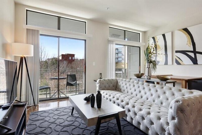 Foto del edificio - 299 N Highland Ave NE