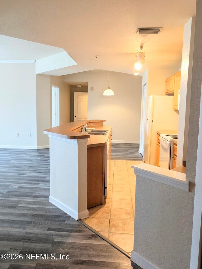 Building Photo - 415 S Villa San Marco Dr
