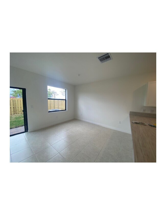 Foto del edificio - 713 NE 208th Ter
