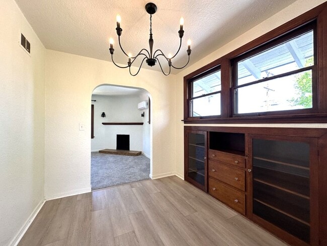 Foto del edificio - University Heights -Huge 1 Bedroom with Bonus Room/Bedroom and AC in Charming Vintage Building
