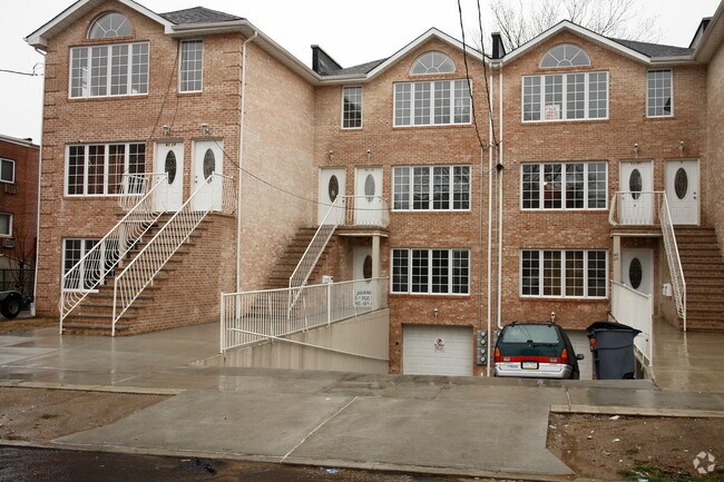 Building Photo - 92-26 195th Pl