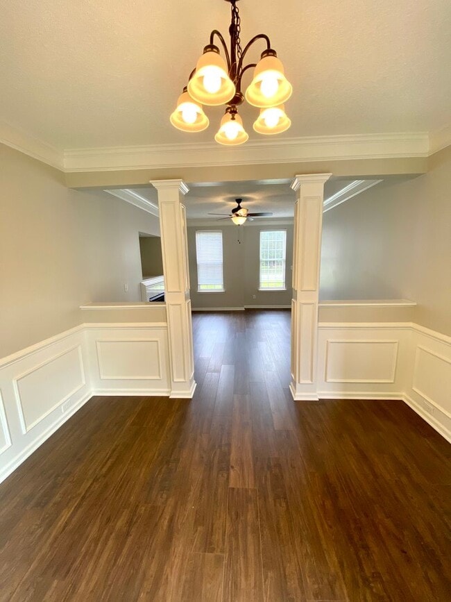 Building Photo - You can't miss this DEAL!