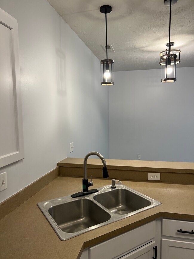 Building Photo - 12235 Bubbling Brook Dr