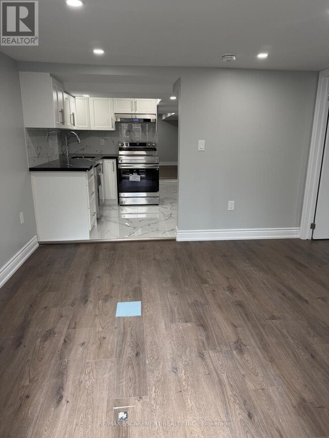 Building Photo - 276 Balmoral Ave N