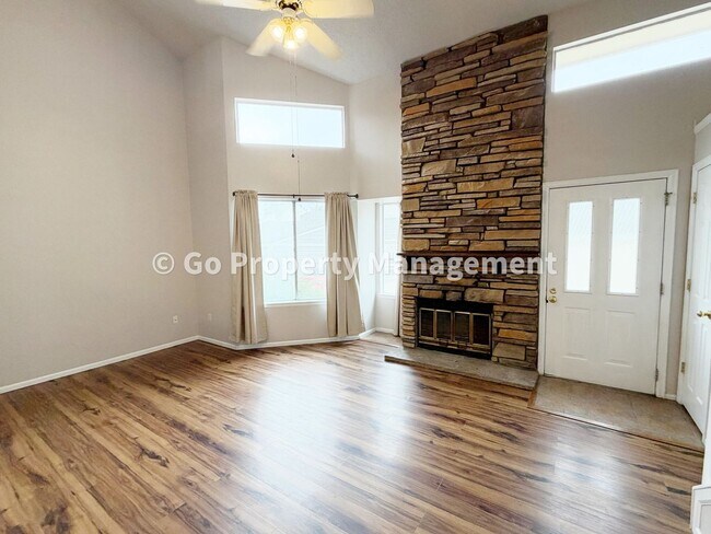 Foto del edificio - 8114 Gray Ct