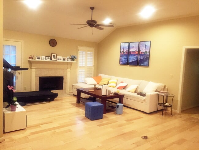 Building Photo - 2022 Cross Cir