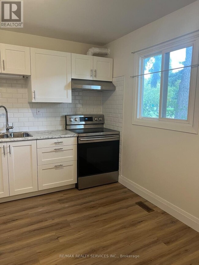 Photo du bâtiment - 93 Hansen Rd N
